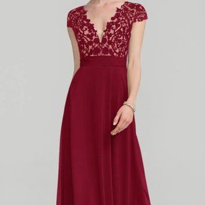 Glamorous evening dress gown w/ V-neck that highlights the Chest Wedding Prom